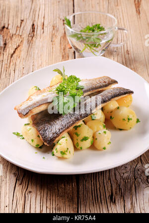 Pan fritto di filetti di trota con patate Foto Stock