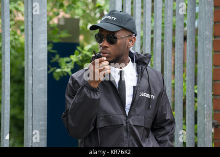 La guardia di sicurezza utilizzando del Walkie-Talkie Foto Stock