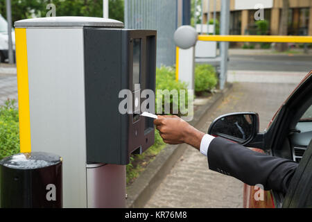 Persona seduta In auto con parcheggio macchina Foto Stock