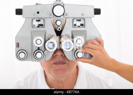 Un All'ottico optometrista Phoropter di regolazione per il paziente Foto Stock