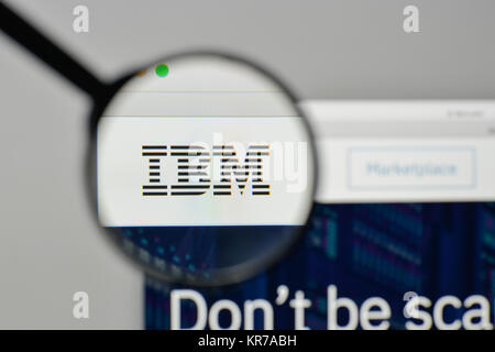 Milano, Italia - 1 Novembre 2017: IBM logo sulla homepage del sito web. Foto Stock