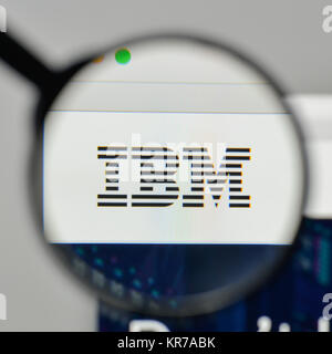 Milano, Italia - 1 Novembre 2017: IBM logo sulla homepage del sito web. Foto Stock