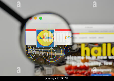 Milano, Italia - 1 Novembre 2017: Lidl logo sulla homepage del sito web. Foto Stock