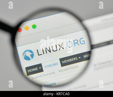 Milano, Italia - 1 Novembre 2017: Linux logo sulla homepage del sito web. Foto Stock