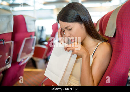 Donna senso di malessere e viaggio in barca Foto Stock