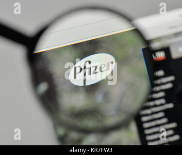 Milano, Italia - 1 Novembre 2017: Pfizer logo sulla homepage del sito web. Foto Stock