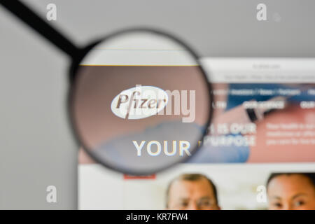 Milano, Italia - 1 Novembre 2017: Pfizer logo sulla homepage del sito web. Foto Stock