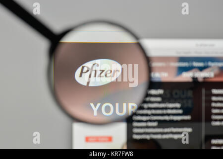 Milano, Italia - 1 Novembre 2017: Pfizer logo sulla homepage del sito web. Foto Stock