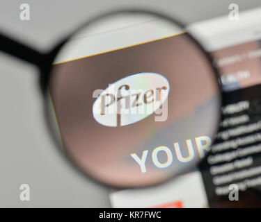 Milano, Italia - 1 Novembre 2017: Pfizer logo sulla homepage del sito web. Foto Stock
