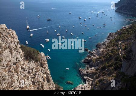 Vista su barche nella baia di Marina Piccola e Via Krupp - un avvolgimento percorso che collega il centro storico dell'isola con il mare Foto Stock