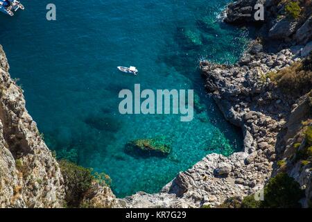 Vista sulla barca nella baia di Marina Piccola, isola di Capri, Napoli, campania, Italy. Giugno 02, 2017 © Credito Nuccio Goglia/Sintesi/Alamy Foto Stock