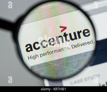 Milano, Italia - 10 agosto 2017: Accenture website homepage. Si tratta di una gestione globale di servizi professionali e di consulenza aziendale. Logo Accenture v Foto Stock