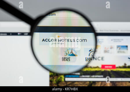 Milano, Italia - 10 agosto 2017: sito Web Accor homepage. Si tratta di una multinazionale francese hotel group. Accor hotels logo visibile. Foto Stock