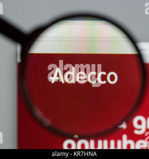 Milano, Italia - 10 agosto 2017: Adecco logo sulla homepage del sito web. Foto Stock