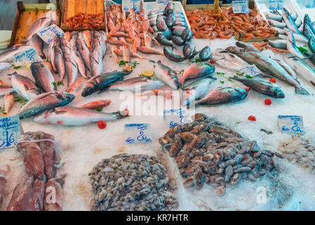 Pesce e frutti di mare in un mercato di palermo Foto Stock