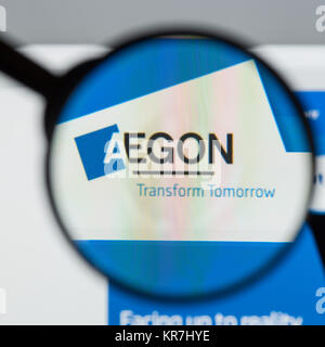 Milano, Italia - 10 agosto 2017: Aegon website homepage. Si tratta di una multinazionale del settore delle assicurazioni sulla vita e delle pensioni e società di gestione patrimoniale. Aegon visi di logo Foto Stock