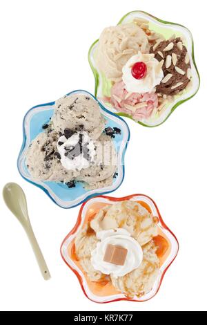 Vista superiore di tre gelato coppe e cucchiaio Foto Stock