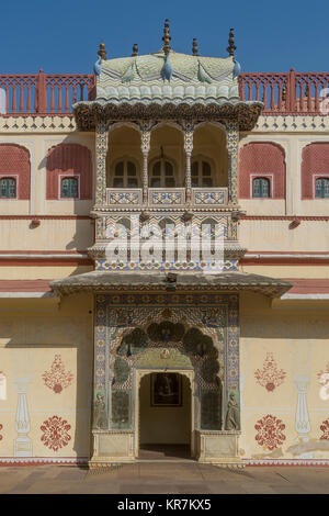 Splendidamente decorate porta nella città di Jaipur Palace, Rajasthan, India Foto Stock