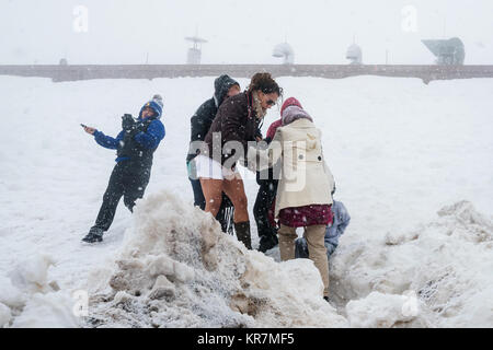 I turisti gioco gioco di neve durante la tempesta di neve imprevisto in maggio, Pikes Peak ,, Colorado , Stati Uniti, Nord America, Stati Uniti Foto Stock