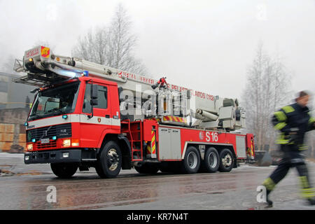 SALO, Finlandia - 16 febbraio 2013: Vigili del Fuoco arriva presso la fabbrica di cemento fire in scena a Salo, Finlandia. Foto Stock