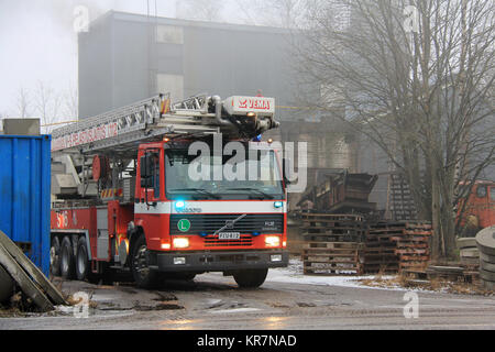 SALO, Finlandia - 16 febbraio 2014: Volvo FL12 Fire camion arriva a impianto di cemento fire in scena a Salo. L'incendio presso l'impianto si rompe due volte sul sam Foto Stock