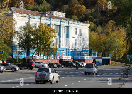 Petropavlovsk-Kamchatsky Città, penisola di Kamchatka, Russia: autunno cityscape, vista di costruzione di Petropavlovsk-Kamchatsky Naval Officers House. Foto Stock