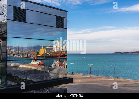 Porto di Capodistria si riflette nel vetro di un ascensore panoramico, Koper, Slovenia Foto Stock