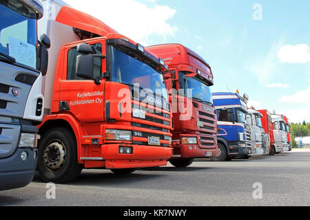 LIETO, Finlandia - 3 agosto 2013: fila di usato Scania camion. Ecolution da Scania mira a offrire ai clienti il costo-efficace e sostenibile Foto Stock