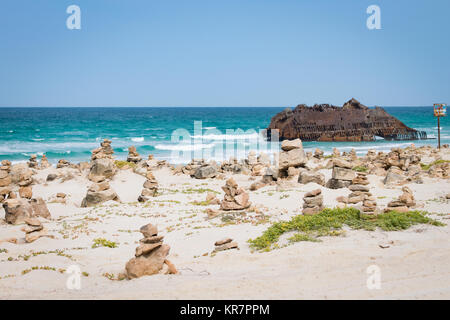 Stone cairns con il Cabo de Santa Maria shipwreck, Boa Esperanca o la costa di Buona Speranza spiaggia Boa Vista, Capo Verde Foto Stock