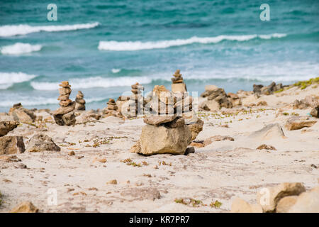 Stone cairns con il Cabo de Santa Maria shipwreck, Boa Esperanca o la costa di Buona Speranza spiaggia Boa Vista, Capo Verde Foto Stock