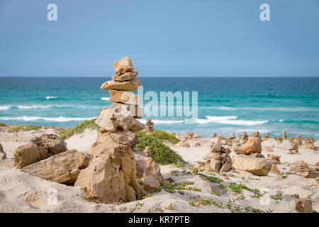 Stone cairns con il Cabo de Santa Maria shipwreck, Boa Esperanca o la costa di Buona Speranza spiaggia Boa Vista, Capo Verde Foto Stock