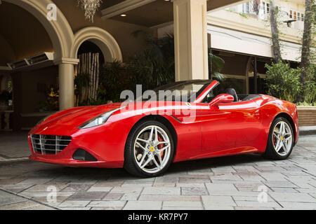 La Ferrari California T Convertibile - Esterno rosso - anteriore/laterale ad angolo Foto Stock