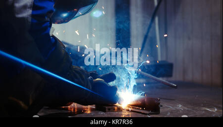 Lavoratore metalsheet taglio dalla torcia di acetilene con scintille luminose Foto Stock