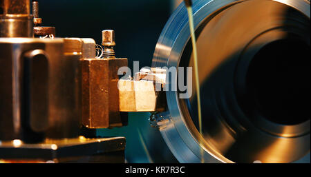 La finitura in metallo sul lavoro di alta precisione della macchina di molatura in officina Foto Stock