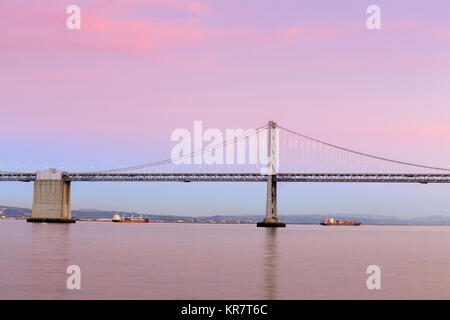 San Francisco-Oakland Bay Bridge in inverno il crepuscolo. Foto Stock