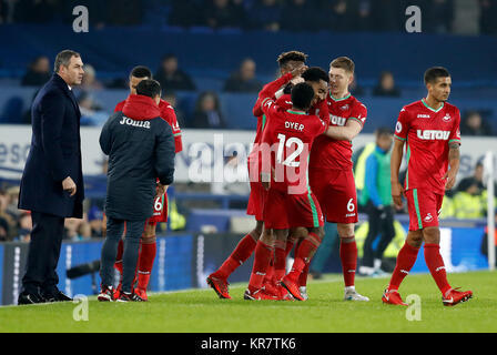 Swansea City's Leroy Fer (centro) festeggia con i compagni di squadra dopo aver segnato il suo team di apertura obiettivo come manager Paolo Clemente (sinistra) guarda su durante il match di Premier League a Goodison Park di Liverpool. Foto Stock