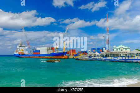 Grand Cayman, Isole Cayman, Dec 2017, il cargo Caribe Navigator ormeggiata nel porto di George Town nei Caraibi Foto Stock