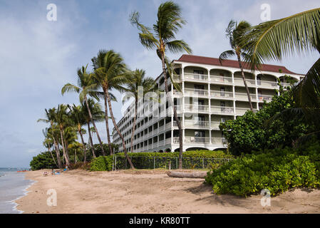 Lahaina Shores Beach Resort ricorda lo stile dei vecchi edifici in questa spiaggia turistica Città Foto Stock