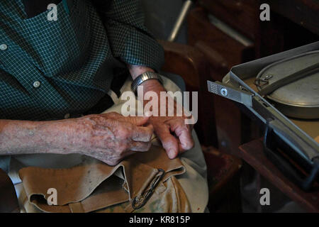 Lloyd meditare, la II Guerra Mondiale Veterani, memorabilia di quote ha raccolto durante il suo tempo come prigioniero di guerra nelle Filippine, nov. 29, 2017, in Natchitoches, La. durante il suo tempo in cattività, meditare ha preso un piccolo pezzo di uno specchio in cui egli ha saldato un telaio per e snuck in un giapponese-camp controllato nella speranza che non vorrebbe ottenere catturati con esso. Egli è riuscito a mantenere e nascondere lo specchio con lui durante il suo tempo come prigioniero di guerra e ha ancora oggi per aiutare a condividere la sua storia durante il suo tempo di disagio oltremare durante la Seconda Guerra Mondiale. (U.S. Air Force Foto Stock