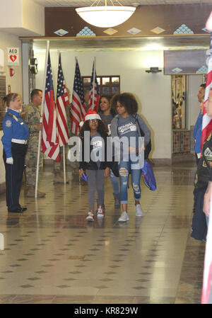 I soldati assegnati al 1° Divisione Corazzate frequentato il send-off cerimonia per uno speciale gruppo di membri della famiglia, sabato. Stella d'oro le famiglie di Fort Bliss e le aree circostanti si sono incontrati presso l'Aeroporto Internazionale di El Paso in preparazione per i loro voli American Airlines a bordo Snowball Express a Dallas. I soldati ha giocato i giochi da tavolo con i bambini che hanno atteso l'arrivo di Snowball Express. Foto Stock