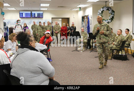 Lt. Col. Paul Stewart, il delegato per il Fort Bliss garrison, ha espresso la sua gratitudine ai membri della famiglia che hanno frequentato la palla di neve Express per il loro servizio e sacrificio. Stella d'oro le famiglie di Fort Bliss e le aree circostanti si sono incontrati presso l'Aeroporto Internazionale di El Paso in preparazione per i loro voli American Airlines a bordo Snowball Express a Dallas, Texas, sabato. Foto Stock