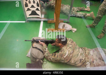 Le fiamme uscire il muso della sua arma come Stati Uniti Army Spc. Manuel Northy, con la Wingene Provost Marshall ufficio presso U.S. Army Garrison Benelux, gli zeri di un m4 carbine per poter beneficiare, in 25 metri di raggio, in Wingene, Belgio, 12 dicembre, 2017. La qualificazione era parte di un'autorità di certificazione. (U.S. Esercito Foto Stock