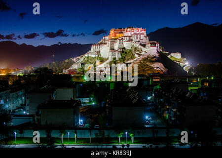 Vista notturna del palazzo del Potala a Lhasa, in Tibet Foto Stock