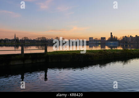 Il nuovo River e a ovest il serbatoio a Woodberry Down, al tramonto, in inverno, North London REGNO UNITO Foto Stock