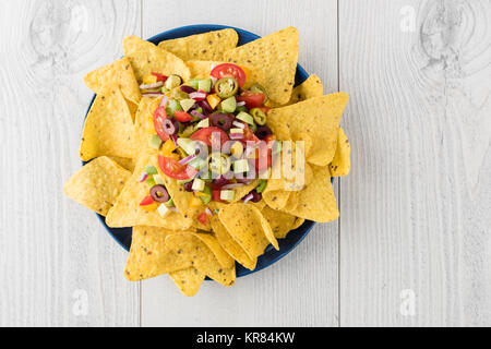 Vegetariano nachos con salsa e panna acida salse Foto Stock