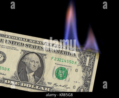 I soldi per la masterizzazione. Che è il tema di questo flaming US dollar bill in un 3-D'illustrazione. Foto Stock