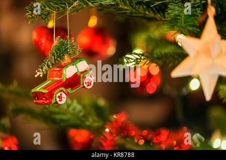 Auto in miniatura con Abete sulla sommità appeso nella struttura ad albero di Natale Foto Stock