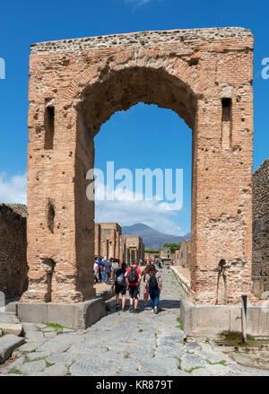 L'arco di Caligola (Arco di Caligola) sulla via di Mercurio in Pompei Pompei ( ) con il Vesuvio sullo sfondo, Napoli, campania, Italy Foto Stock