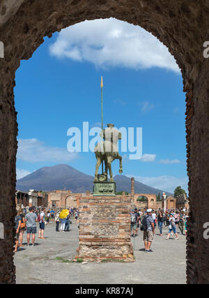 Rovine del Foro Romano a Pompei Pompei ( ) con il Vesuvio sullo sfondo, Napoli, campania, Italy Foto Stock