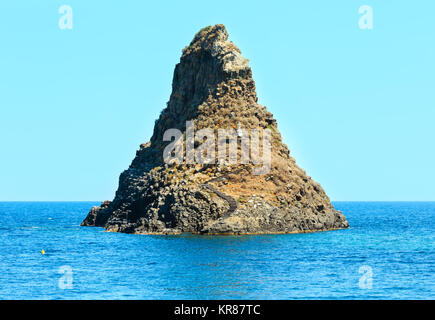 Ciclopica Costa e le isole dei ciclopi su Aci Trezza città (Italia, sicilia,10 km a nord di Catania). Noto come Isoles dei Ciclopi Faraglioni. Foto Stock